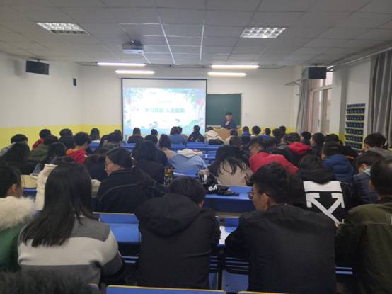 15vip太阳成辅导员召开“学习领航,人生领航”主题班会4.jpg